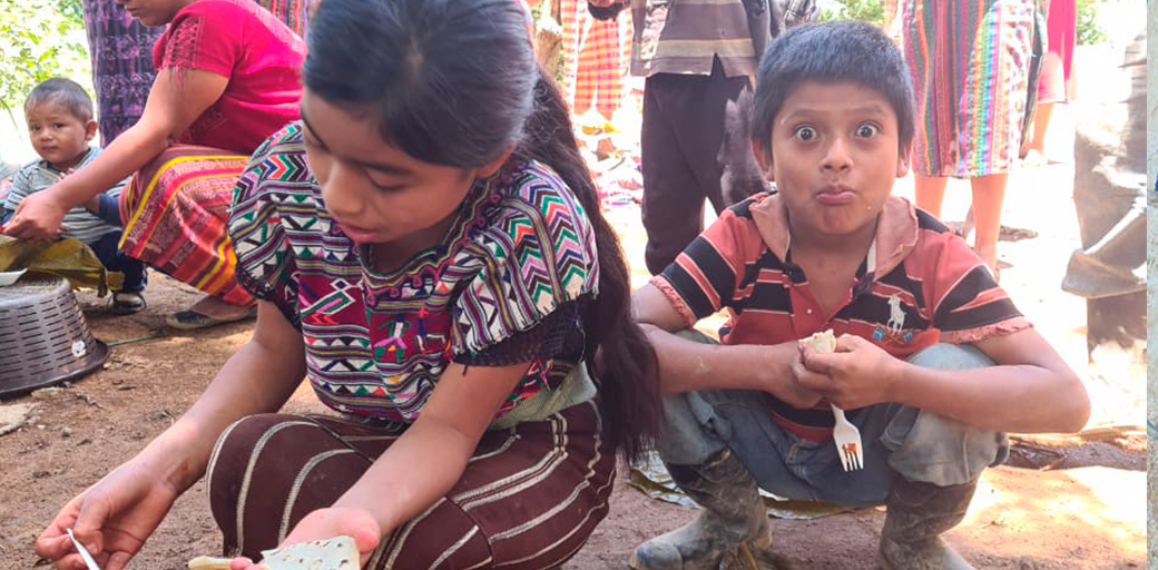 Entrega de Alimentos en Aldeas Abandonadas de Guatemala
